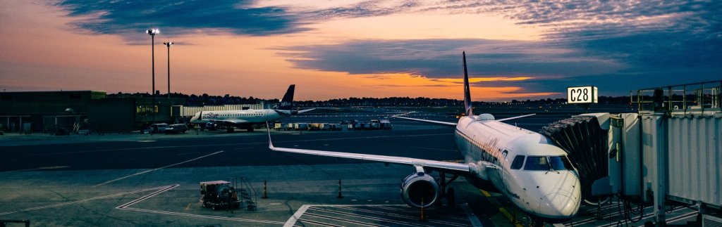 旅/トラベル画像1 写真 夕暮れの空港で止まっている飛行機