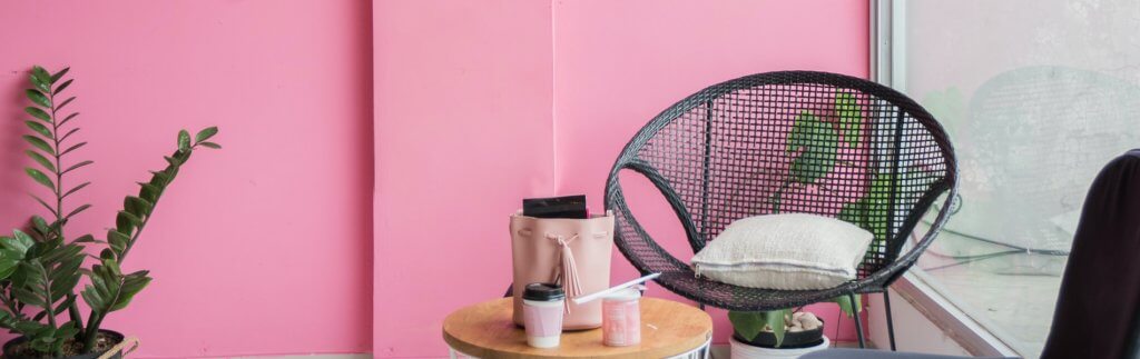 キュート/ポップ画像11 写真 ピンクの壁に椅子と観葉植物