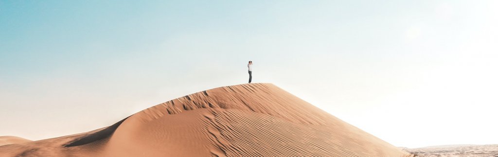 自然/風景/街画像10 写真 砂漠の山に立つ人