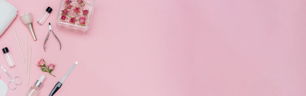 キュート/ポップ画像27 写真 ピンク背景に化粧道具